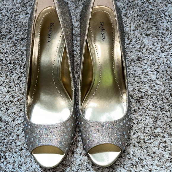 Peep-Toe Sparkly Gold Pumps (size 7) - Picture 1 of 10